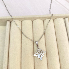 Collar nudo de bruja plateado - ADC059 - comprar en línea