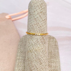 Anillo delgado 3 zirconias dorado - AL5009 - comprar en línea
