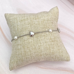 Pulsera corazones y perlas plateada - APU115 en internet