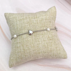 Pulsera corazones y perlas plateada - APU115 en internet