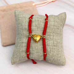 Par de pulseras ajustable rojas semi tejida con iman de corazón dorado - HP041 - Taibell