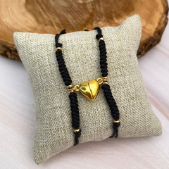 Par de pulseras ajustables negras semi tejida con iman de corazón dorado - HP042 - Taibell
