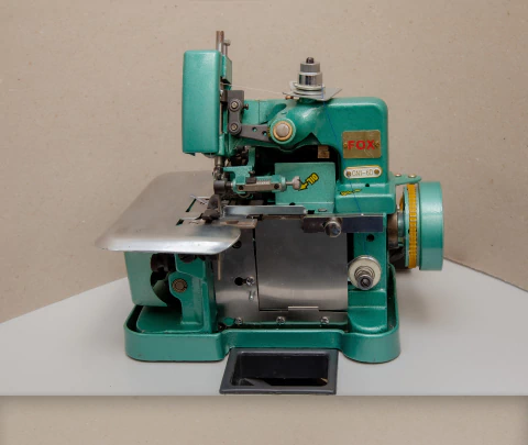 MÁQUINA DE COSTURA SEMI INDUSTRIAL OVERLOQUE FOX GN1-6D COM MESA 90CM SEMINOVA - comprar online