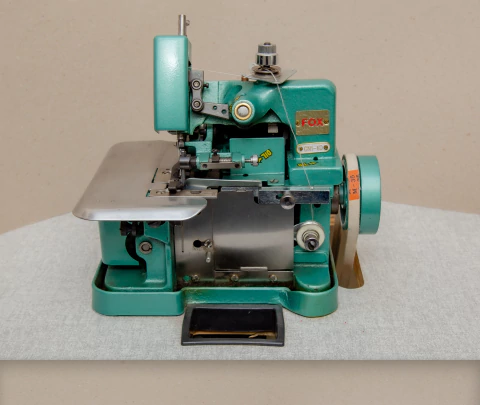 MÁQUINA DE COSTURA SEMI INDUSTRIAL OVERLOQUE NA MESA FOX GN1-6D SEMINOVA - comprar online