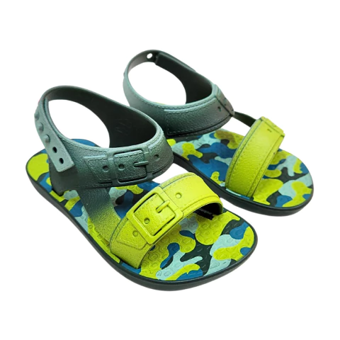 Sandália Infantil Camuflada com Fivelas Decorativas
