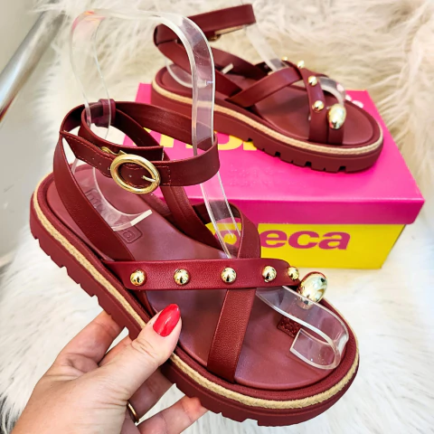 Sandália Flatform Feminina Moleca com Tiras Cruzadas e Detalhes Dourados