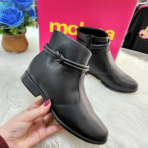 Bota Moleca Cano Curto com Detalhe de Nó