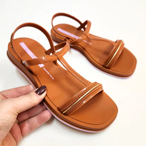 Sandália Feminina Ipanema com Tiras Modernas e Detalhe Metalizado