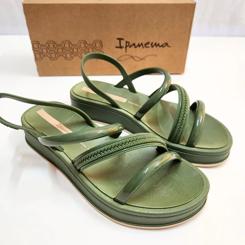 Sandália Feminina Ipanema Calce Fácil com Tiras Modernas