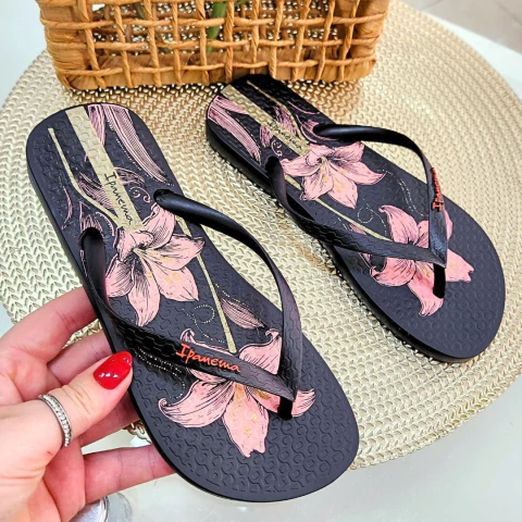 Chinelo Feminino Ipanema Oasis Preto com Flor de Lírios