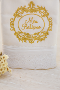 Toalha de batismo branca com bordado dourado sofisticado e a frase "Meu Batismo".