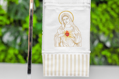 Toalha de lavabo bordada aveludada - Maria Imaculada
