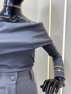Blusa ombro a ombro na internet