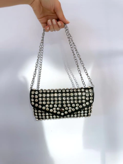 Bolsa Cravejada Preta (M) na internet
