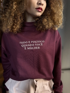MOLETINHO GOLA ALTA TUDO É POLÍTICO - The Feminist T-shirt