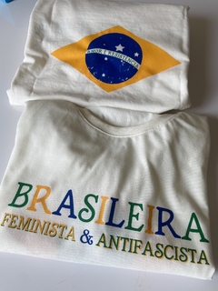 BRASILEIRA ♥ (modelagem com manga dobrada) - The Feminist T-shirt