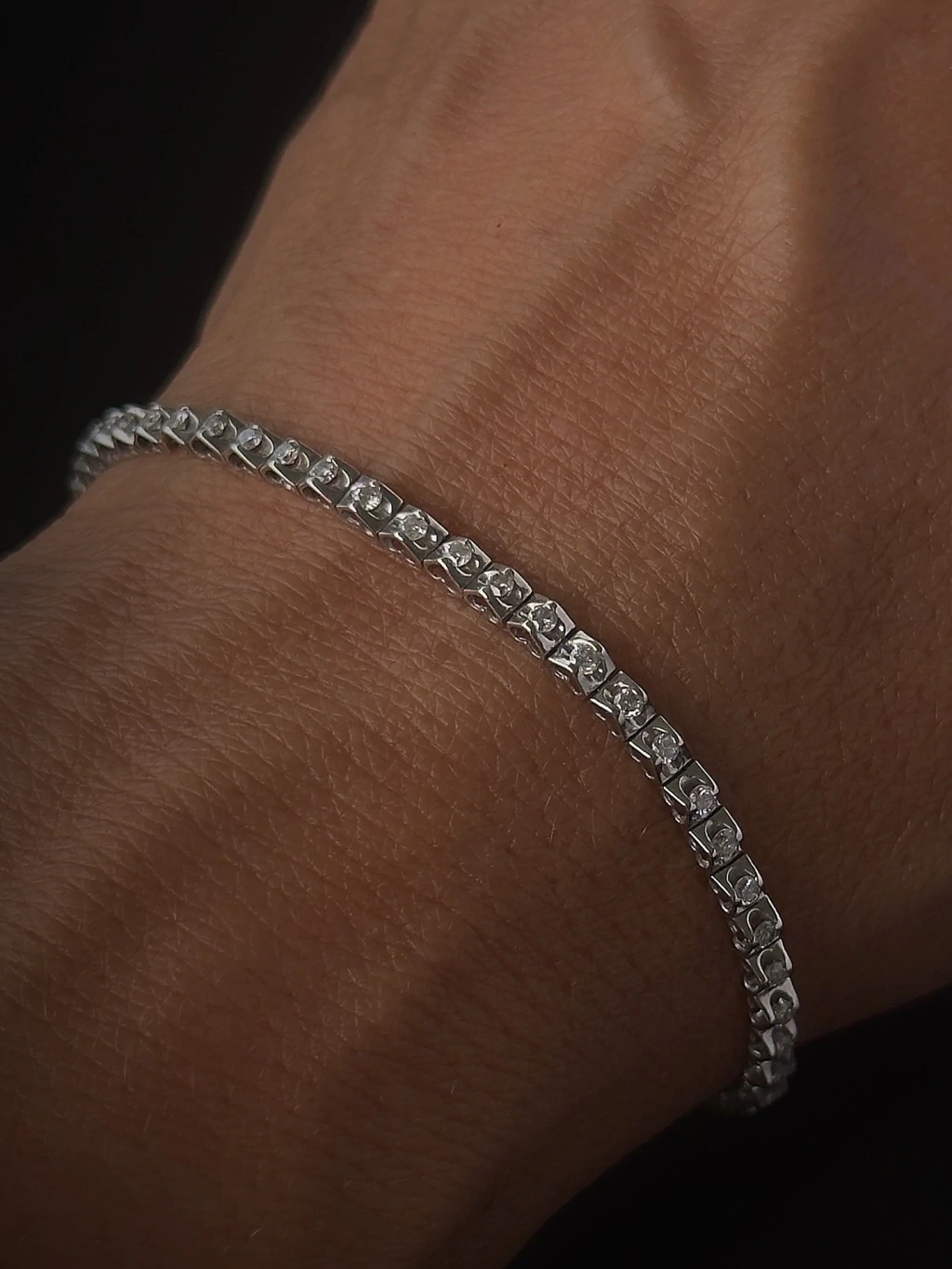 Pulseira em Ouro Branco 18k modelo “Riviera” corações com diamantes aproximadamente 0,96 ct.