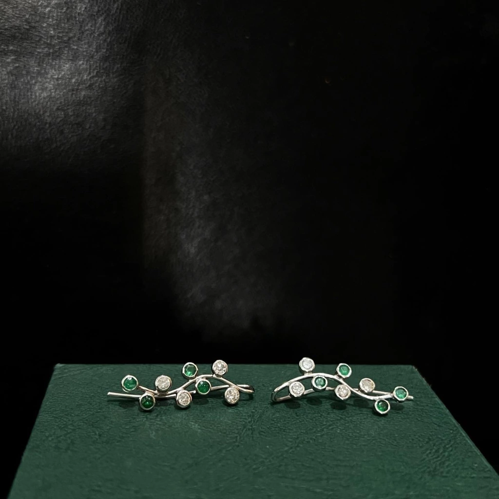 Brinco modelo Earcuff com esmeraldas e diamantes