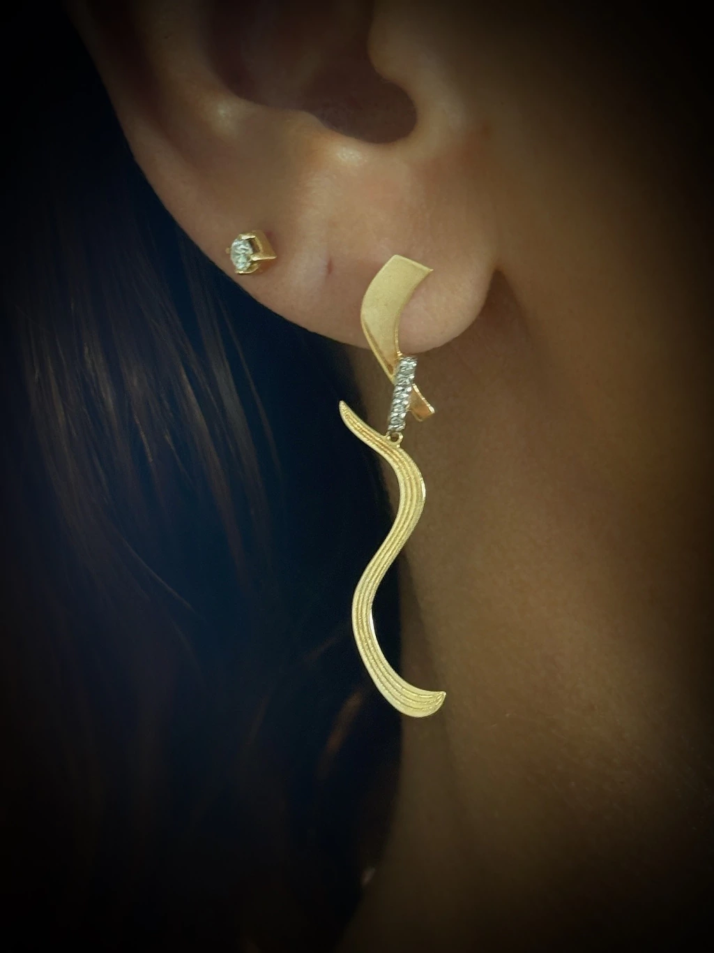 Monte Carlo. Brinco em Ouro Amarelo 18k com delicados diamantes