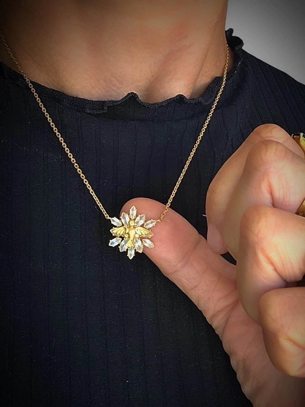 Carla Amorim - Coleção Petit. Colar Divino Espírito Santo em Ouro Amarelo 18k com Topázios Incolores.