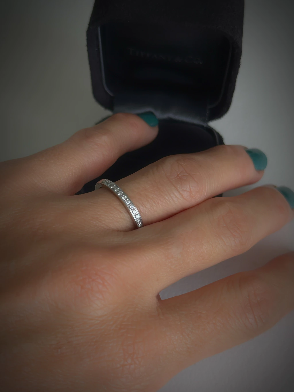 Tiffany & Co. - Platina e Diamantes. Anel modelo meia aliança com 0.22ct de diamantes (aprox.)