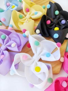 Boutique Charlotte com pompons coloridos - comprar online