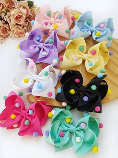Boutique Charlotte com pompons coloridos