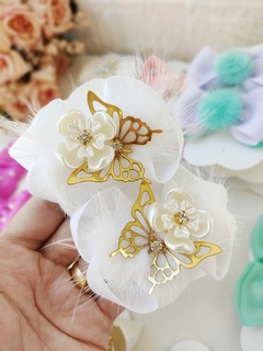 Par Borboletas douradas com pompom pelúcia e flor branca