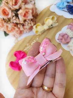 Mini laço em pé com confete corações 5cm