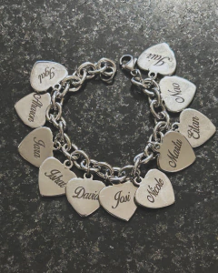 Pulsera con corazones personalizada