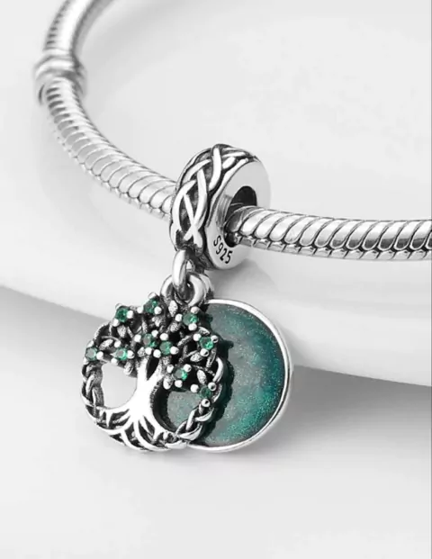 charm arbol verde