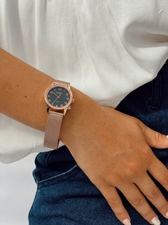 Reloj analogo con malla tejida DA305R
