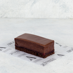 Porción de chocolate y frutos rojos