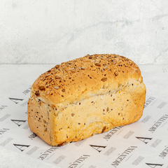 Pan de molde blanco con semillas
