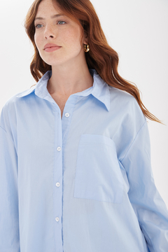 Maxi Camisa de Poplin. Tiene un bolsillo y botones a tono. 