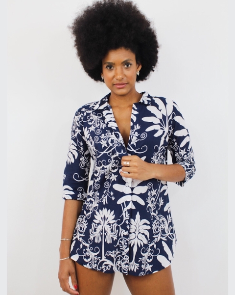 Camisa em tecido estampa arabescos azul e branco