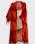 Kimono longo de manga 3/4 com estampa em tons vibrantes de laranja e vermelho, representando um sol se pondo
