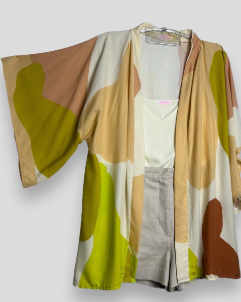 kimono estampado multiformas tons pasteis