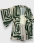 kimono estampado em fundo off white com desenhos geométricos em verde 