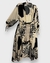 kimono longo com abertura laterais e estampa inspirada na festa da lua em off white e preto. mangas 3/4