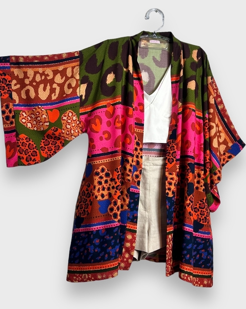 kimono maxi com mix de estampas com diversos padrões de oncinha e frutas .linda