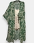 Kimono longo de manga 3/4 na cor verde com estampa de filtro dos sonhos em tons off-white.
