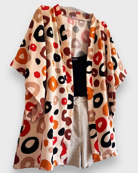 kimono estampado com fundo nude e desenhos telha, caramelo, bege e preto. Super coringa
