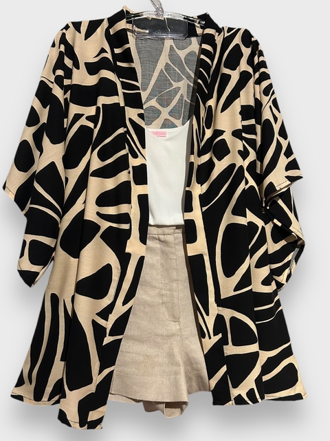 kimono estampado com desenhos geometricos em preto e areia. 