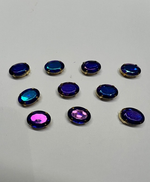 CHATON ENGRAMPADO DOURADO OVAL COM PEDRA AZUL TRANSLÚCIDO