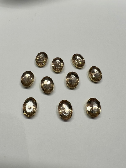 CHATON ENGRAMPADO DOURADO OVAL COM PEDRA NUDE