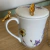 CONJUNTO CANECA EM PORCELANA COM TAMPA E INFUSOR DE CHÁ COM CAIXA DE PRESENTE - loja online