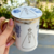 CANECA DE PORCELANA COM TAMPA | COLEÇÃO NOSSA SENHORA | FLORES AZUIS E OURO