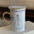 CANECA DE PORCELANA COM TAMPA | COLEÇÃO NOSSA SENHORA | FLORES AZUIS E OURO na internet