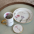 CONJUNTO CANECA COM TAMPA E PRATO DE SOBREMESA | COLEÇÃO FLORES na internet